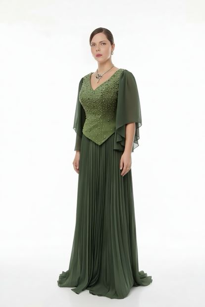 فستان سهرة بمقاسات كبيرة مزين بحجر الزيتون ومطوي